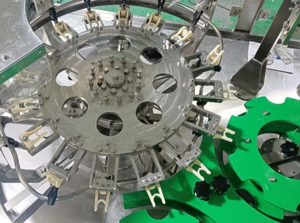 新品推薦：沖洗灌裝壓蓋三合一自動灌裝線